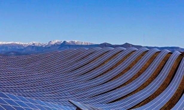 <p>Fransız Alpleri'nde 100 MW kurulu kapasiteye sahip Les Mees güneş santralinden bir görüntü.</p>

<p> </p>

