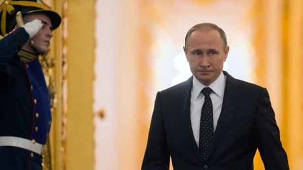 <p>Rusya Savunma Bakanı yardımcısı Anatoly Antonov ge&ccedil;tiğimiz &ccedil;arşamba g&uuml;n&uuml; b&uuml;y&uuml;k bir basın toplantısı d&uuml;zenleyerek, T&uuml;rkiye'nin IŞİD'le "end&uuml;striel d&uuml;zeyde" petrol ticareti yaptığını iddia etti. Rusya Devlet Başkanı Vladimir Putin'in T&uuml;rkiye y&ouml;nelik iddialarını doğrulamak i&ccedil;in kameraların karşısına ge&ccedil;en Antonov, s&ouml;z konusu iddiların doğruluğunu ispat etmek i&ccedil;in de bazı uydu g&ouml;r&uuml;nt&uuml;lerini kullandı.</p>

<p>&nbsp;</p>
