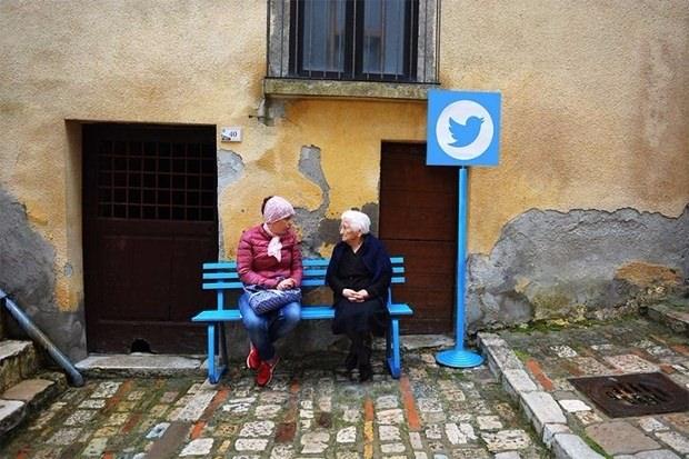 <p>Sosyal medya gerçek hayatın bir parçası olsa ne olurdu? İtalya'nın Campobasso bölgesindeki 'Civitacampomarano' isimli köy bu sorunun cevabını oldukça ilginç bir yöntemle veriyor. <br />
<br />
(Twitter)</p>

<p> </p>

<p> </p>
