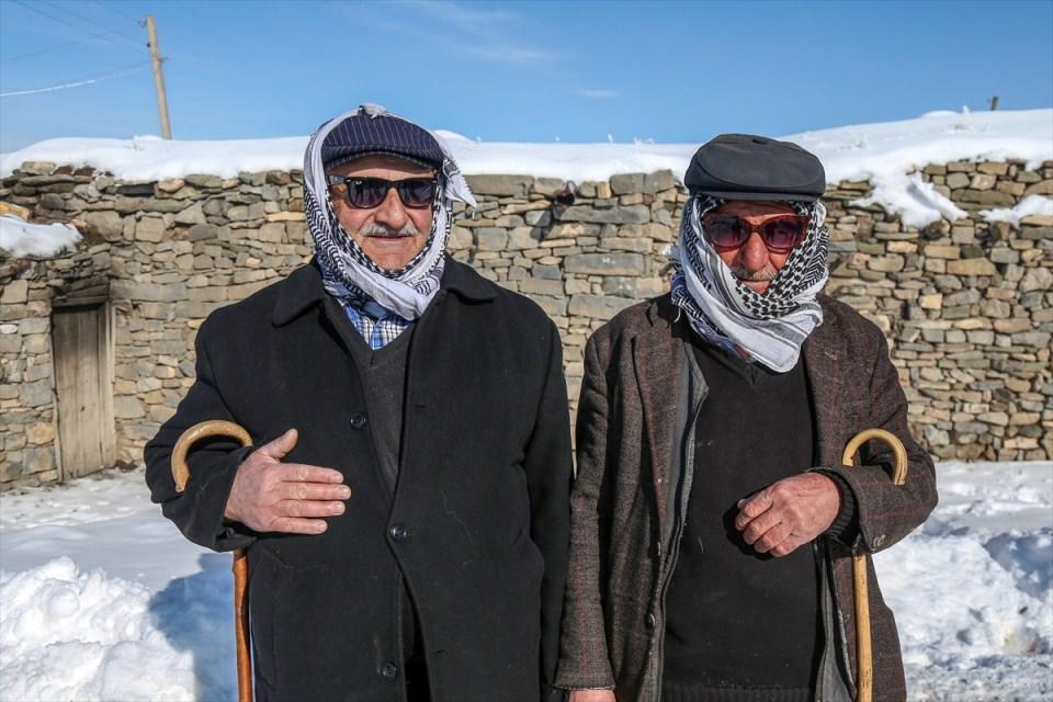 <p>Vatandaşlar bir yandan küreklerle evlerinin önünde biriken karı temizlerken bir taraftan da günlük işlerini yapmaya devam ediyor. </p>
<p> </p>