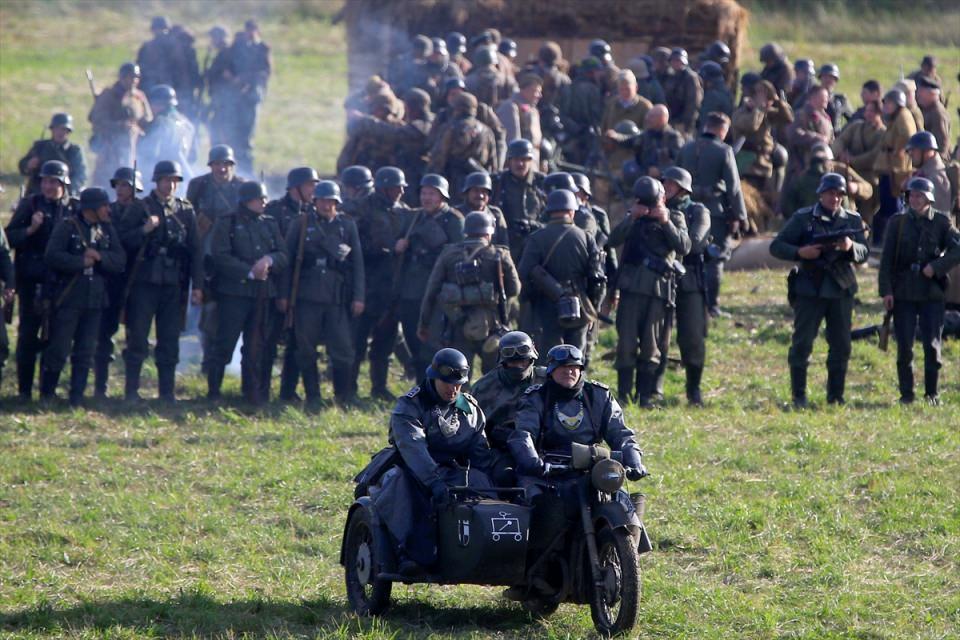 <p>Kost&uuml;m, tank ve silahların kullanıldığı a&ccedil;ık alan tiyatrosunda, Rus askerleri ve halktan oluşan vatanseverler ordusunun kazandığı zaferin sahnelendiği g&ouml;sterim beğeni topladı.&nbsp;</p>
