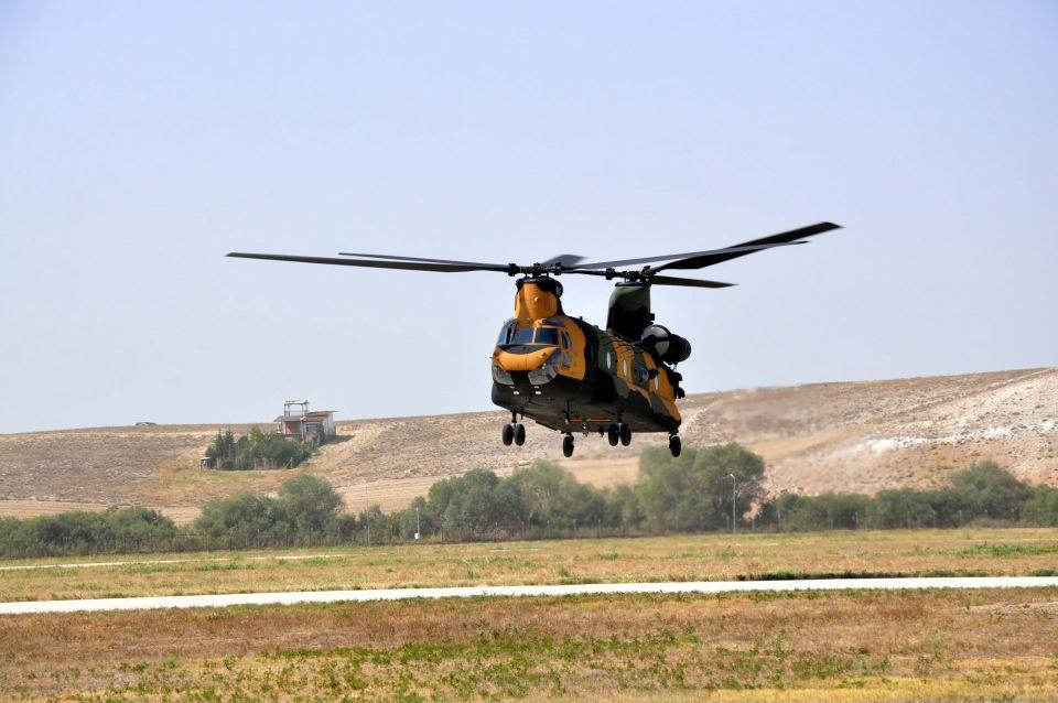<p>Türk Silahlı Kuvvetleri'nin 'uçan kaleleri' olarak nitelendirilen CH-47F yük helikopterleri, terörle mücadelede ve sınır dışı operasyonlarda ihtiyaç duyulan yükü taşıyacak.</p>

<p> </p>
