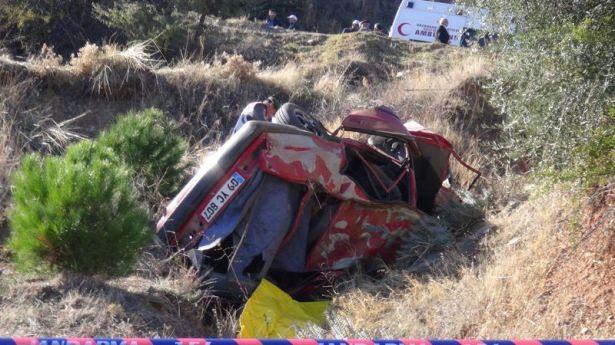 <p>Aydın'ın Bozdoğan ilçesinde uçuruma düşen bir otomobildeki 4'ü aynı aileden 7 kişi hayatını kaybetti.</p>
