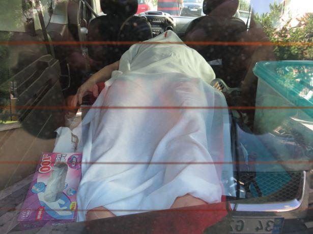 <p>Üsküdar'da bir otomobilin içinde görülen çarşafla örtülü cansız manken, çevrede tedirginliğe neden oldu.</p>
<p> </p>
