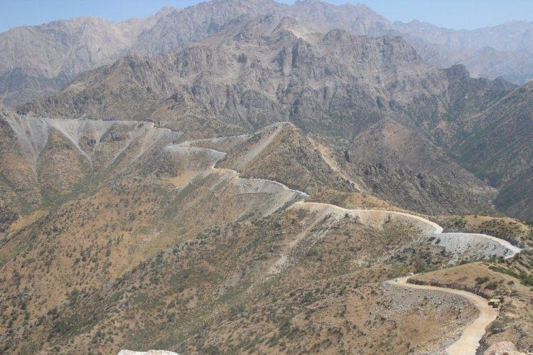 <p>Teröristlerin bir dönem cirit attığı Oramar Dağı'nın yamaçlarında yürütülen yol açma çalışmaları ise aralıksız devam ediyor.</p>