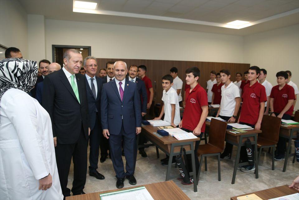 <p>İcabında cebinden parasını koydu, icabında kalktı yurtlarda yediklerimize kendi tarlasından buraya baktık, ununu hazırladı gönderdi. Bahçesinden buraya meyve, patates gönderdi. </p>
