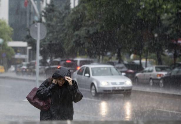 <p>Ankara'da öğleden sonra başlayan sağanak yağış, hayatı olumsuz etkiledi.</p>