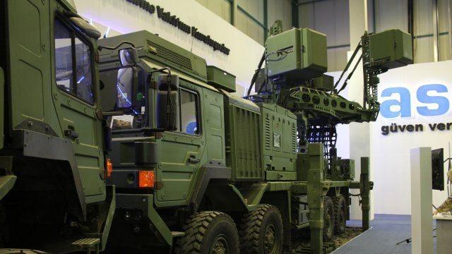 <p>Sinyal karıştırma özelliğiyle S-400 gibi hava savunma sistemlerini körleştiriytor.</p>