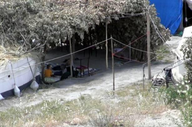 <p>Abdulkadir Cansırı da, hayvanların bile zor yaşayacağı bir ortamda hayat mücadelesi verdiklerini belirterek, "Hayvanların bile zor yaşayabileceği bir ortamda yaşamaya mecbur kaldık.</p>
<p> </p>