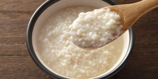 <p>Pirinç suyunu, küvetin içerisine dökerek tüm cildinizin yumuşamasına yardımcı olabilirsiniz.</p>
