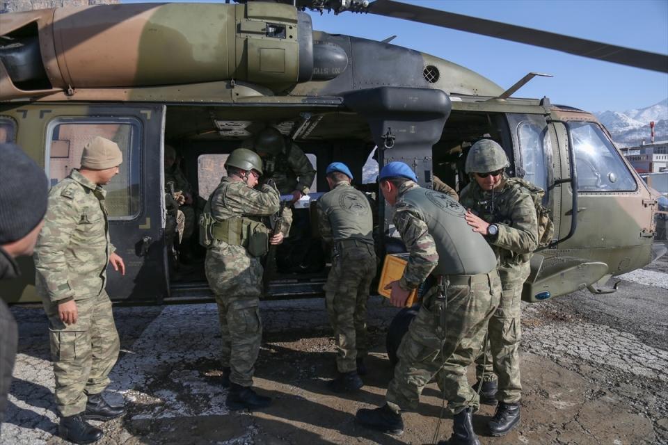 <p><strong>Mehmetçik'ten öğrencilere teşekkür</strong></p>
<p>Öğrencilerin anlamlı hediyeleri karşısında duygulanan askerler, 2 bin 193 rakımlı tepede okulun adının yazılı olduğu pankartı açıp, öğrencilerin isimlerini tek tek okuyarak teşekkür etti.</p>