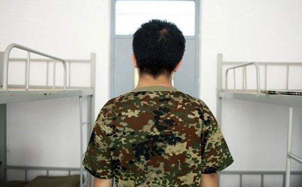 <p>'İnternet bağımlıları' sabah 6.30'da güne başlıyor, askeri üniformaları andıran kıyafetler giyen hastalar tesisin bahçesindeki içtimanın ardından merkezin sınırları içerisinde zaman geçiriyor ve akşam 9.30'da odalarına konuluyor.</p>
