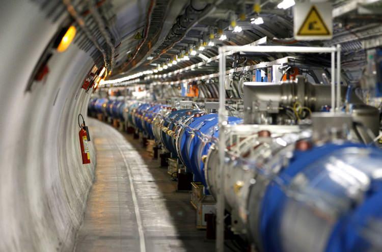 <p>Cern'deki Büyük Hadron Çarpıştırıcısı.</p>
<p> </p>