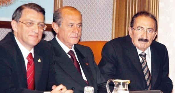 <p><strong>1999-2002/ DSP-MHP-ANAP Koalisyonu</strong></p>
<p>18 Nisan 1999 genel seçimlerinden 1. parti olarak çıkan DSP tek başına Hükümet kuracak çoğunluğa sahip olmadığı için koalisyon kurma zorunluluğu doğmuştur. En fazla sandalyeye sahip partinin genel başkanı sıfatı ile 3 Mayıs 1999 Cumhurbaşkanı'ndan Hükümeti kurma görevi alan Bülent Ecevit, MHP ve ANAP ile görüşmelerde bulunarak bir koalisyon Hükümeti kurmuştur.</p>