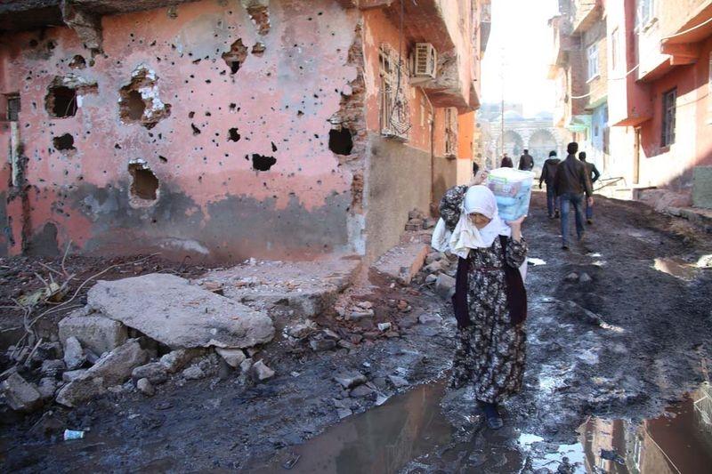 <p>Diyarbakır'ın Sur ilçesinde 6 mahalle, bir cadde ve Dağkapı Meydanı'nda uygulanan sokağa çıkma yasağının kaldırılmasının ardından terör örgütü mensuplarının ilçeye verdiği zarar gün yüzüne çıktı.</p>