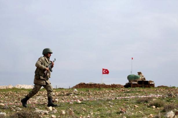 <p>B&ouml;lgede g&ouml;rev yapan gazetecilere, Başbakanlık Basın Yayın Enformasyon Genel M&uuml;d&uuml;rl&uuml;ğ&uuml;n&uuml;n girişimiyle, 3. Hudut Alayı 3. Hudut Taburu 8. Hudut B&ouml;l&uuml;k Merkezi'nde oluşturulan ge&ccedil;ici t&uuml;rbenin karakol dışından g&ouml;r&uuml;nt&uuml;lenmesine izin verildi.</p>
