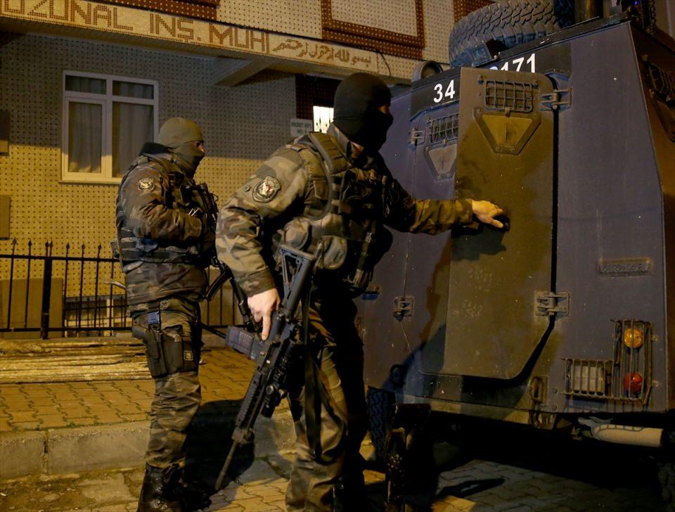 <p>Gözaltına alınanlar arasında Ankara patlamasındaki canlı bombanın avukatı Hüseyin Boğatekin de bulunuyor. Avukat bürolarında arama işlemleri devam ediyor.</p>