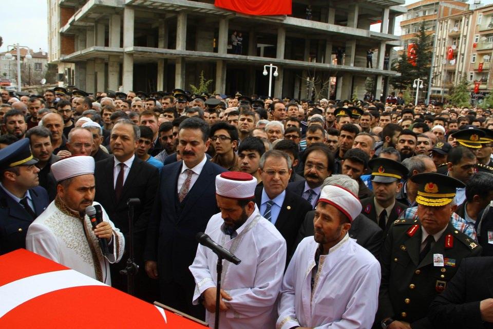 <p>Cenaze törenine şehidin ailesi ve yakınları ile Tokat Jandarma Bölge Komutanı Tuğgeneral Adnan Arslan, CHP Samsun Milletvekili Kemal Zeybek, Suluova Kaymakamı Hayatı Taşdan ve vatandaşlar katıldı.</p>

<p>​</p>
