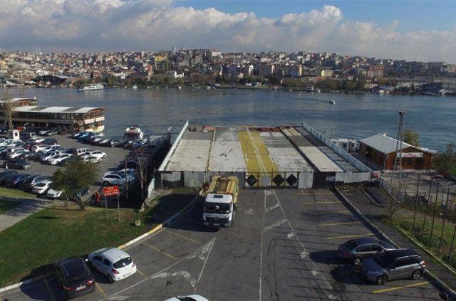<p>37 yıl bu şekilde hizmet veren köprünün yerine deniz üzerinde yüzen dubalar üzerine inşaa edilen yeni bir köprü daha yapıldı. Bu köprü 1912 yılında halkın kullanımına açıldı. </p>
<p> </p>
