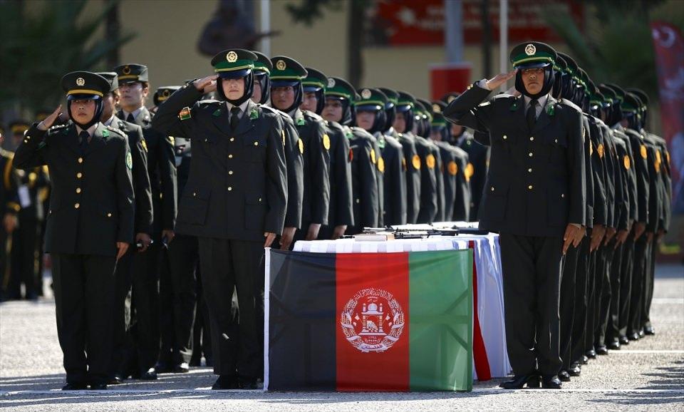 <p>Afganistan Milli Marşı ve İstiklal Marşı'nın okunduğu törende 109 kadın subay ve astsubay adayı, Afganistan Ulusal Ordusunun usullerine göre üzerlerine Kur'an-ı Kerim ve silahlar konulan masalarda ant içti.</p>
<p> </p>