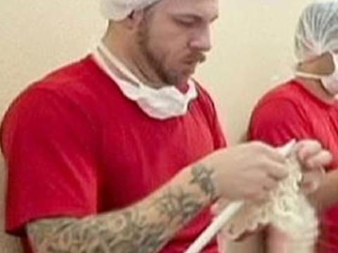 <p>Mahkumlar elde şişler harıl harıl &ouml;rg&uuml; &ouml;rerek sipariş kazakları yetiştirmeye &ccedil;alışıyorlar.</p>

<p>&nbsp;</p>
