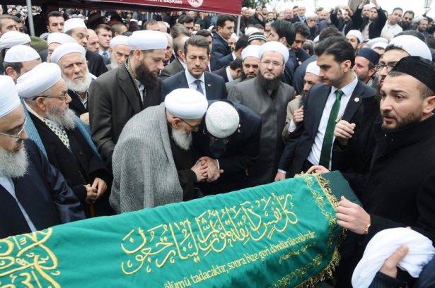 <p>Ustaosmanoğlu’nun cenazesi Edirnekapı Sakızağacı Mezarlığı’nda defnedildi.</p>
