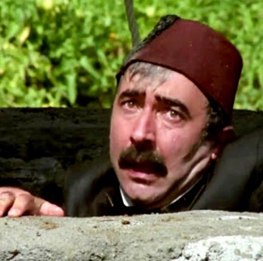 <p>Birinde karacı, diğerinde denizci. Birer yıl ara ile çekilmişler ama aynı isim kullanılmış!..Süt Kardeşler ve Şaban Oğlu Şaban filmlerinin ölümsüz kahramanı "Miralay Hüsamettin Kumandan" Keşke daha fazla yapılsaymış şu seriden.</p>
<p> </p>