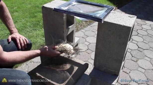 <p>Oluşan likit merceğin güneşle odak olacak bir noktaya yansıdığı yere kuru ot ve tutuşacak ağaç parçaları ekleyin.</p>

<p> </p>
