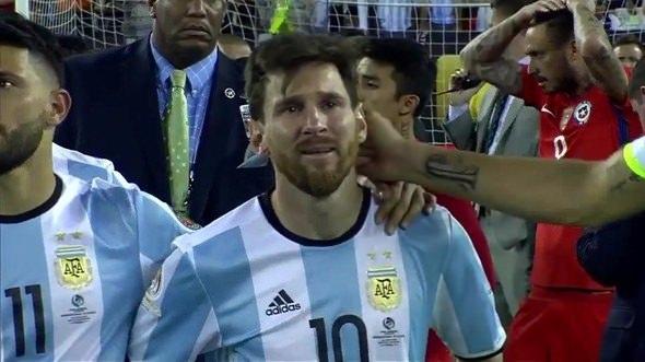 <p>6- Arjantin futbolunun Maradona'da sonraki en büyük efsanesi olan Lionel Messi, 100. yılını kutlayan Copa America finalinde Şili'ye penaltı atışlarında kaybettikleri finalden sonra ''4 final kaybetmek benim için çok fazla'' diyerek milli takımı bıraktığını açıklamıştı. Messi daha sonra milli takıma tekrar geri döndü.</p>