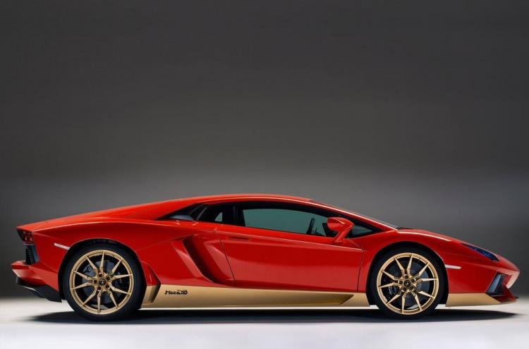 <p>Lamborghini'nin 50. yılına özel geliştirdiği V12 motorlu bu süper coupe otomobilden sadece 50 adet üretildi.</p>
