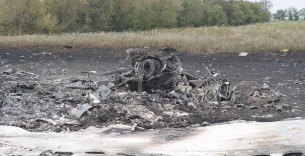 <p>Ukrayna'nın Donetsk bölgesine düşen Malezya Havayolları uçağının enkazının bulunduğu alanda çok sayıda itfaiye eri ve teknik ekip çalışmalarını sürdürüyor. </p>
