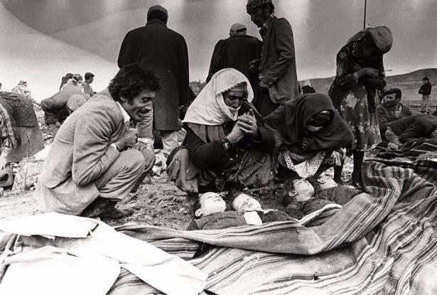 <p>1155 kişinin yaşamını yitirdiği Erzurum Depremi'nde kaybettikleri çocuklarının başında gözyaşı dökenler, 1983.</p>
