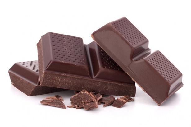 <p>Araştırmalara göre kadınların yüzde 97’si ve erkeklerin yüzde 68’inin yiyeceklere karşı aşırı iştahlı oldukları ve zaafiyetlerinin bulunduğu tespit edildi. Çikolatalı, tuzlu, şekerli ya da sert ve gevrek yiyeceklere karşı zayıflığınız varsa işte iştahınızı bastıracak yiyecekler:</p>

<p><br />
<strong>Çikolata: </strong>Kadınların önemli bir çoğunluğu çikolataya karşı koyamaz. Çikolatalı gofret, kekler ya da diğer çikolata çeşitleri size fazla yarar sağlamazken daha sağlıklı çikolata alternatiflerini deneyebilirsiniz.</p>
