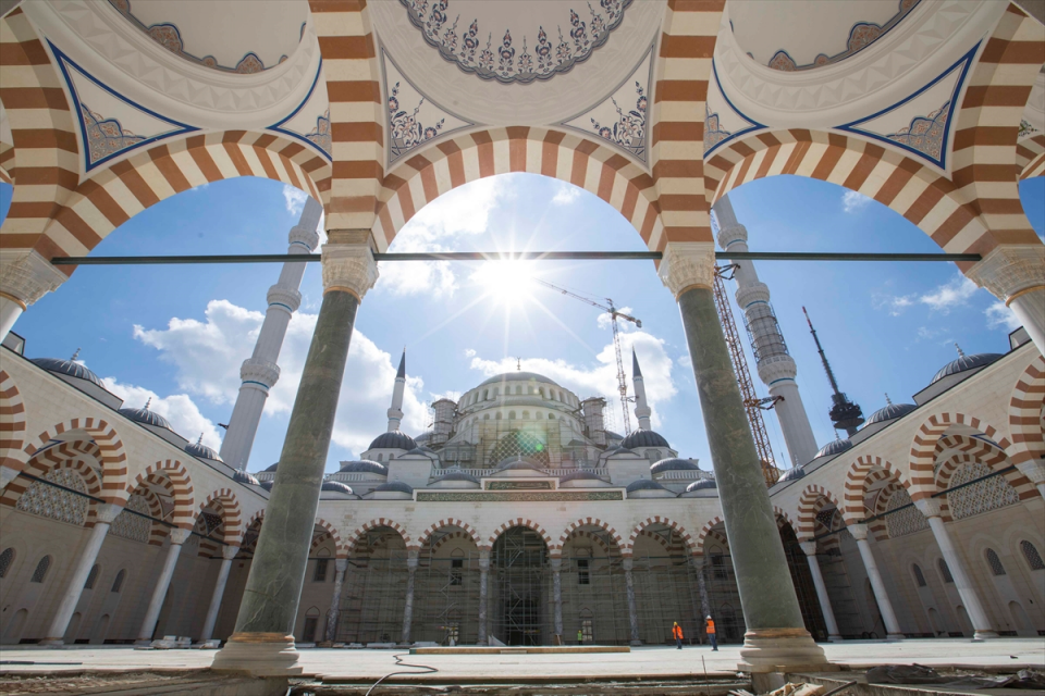 <p>İstanbul Cami ve Eğitim-Kültür Hizmet Birimleri Yaptırma ve Yaşatma Derneği tarafından 2012'de düzenlenen yarışmada 2'ncilik ödülüne layık görülen 2 projeden biri olan Bahar Mızrak ve Hayriye Gül Totu'nun projesini çizdiği Çamlıca Camisi'nin inşaat çalışmaları, Üsküdar Sefa Tepesi'ndeki 57 bin 500 metrekarelik alanda devam ediyor.</p>
