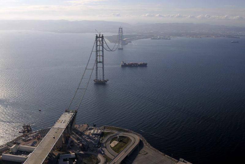 <p><strong>"Yılda 650 milyon dolar tasarruf sağlanması öngörülüyor"</strong></p>
<p>Gebze-Orhangazi-İzmir Otoyolu yap-işlet-devret projesinin yapım süreci 7 yıl olarak belirlendi. İzmit Körfez Geçişi Asma Köprüsü'nün gelecek yıl Gebze-Gemlik kesiminin yapım çalışmalarının tamamlanarak trafiğe açılması hedefleniyor.</p>