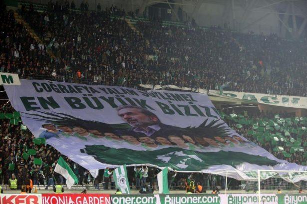 <p>Torku Konyaspor taraftarları Galatasaray maçı önce koreografi yapmıştı. Taraftar teknik direktör Aykut Kocaman ve futbolcuların bulunduğu "Coğrafya yalan söylemez. En büyük biziz" dev pankartını açtı.</p>