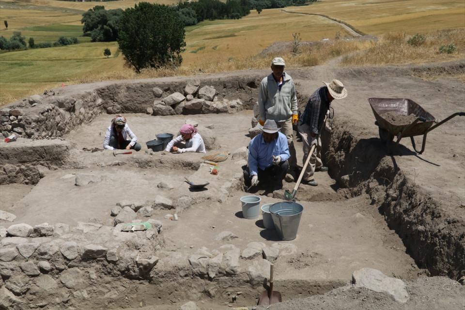 <p>Kazı Başkanı Prof. Dr. Gregory M’Mahon, Çadır Höyük’te 24 yıldır çalıştıklarını söyledi.</p>

<p> </p>
