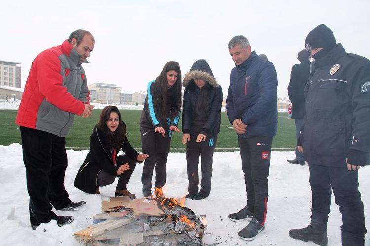 <p>"ÜŞÜDÜKLERİNİ GÖRÜNCE ATEŞ YAKTIK" </p>
<p> </p>
<p>Karşılaşmayı izleyen Muş Gençlik Hizmetleri ve Spor Müdürü Hamdullah Kardaş, yaptığı açıklamada, havanın soğuk olması nedeniyle yedek kulübesinde bekleyen kızlara ısınmaları için battaniye verdiklerini söyledi.</p>