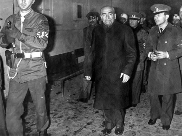 <p> Milliyetçi Hareket Partisi (MHP) Genel Başkanı Alparslan Türkeş (ortada) Ankara Adliyesi'nde ifade verdi. </p>