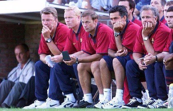 <p>Barcelona'nın oldukça iddialı kenar yönetimi ; Van Gaal,Ronald Koeman ve Jose Mourinho (1999)</p>