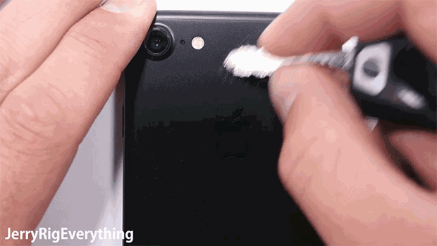 <p>İşte iPhone 7'ye yapılan en acımasız dayanıklılık testleri...</p>

<p> </p>

<p>(iPhone 7'yi anahtar ile çizmek cihaza pek de zarar vermiyor)</p>
