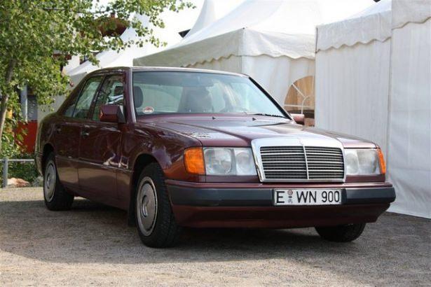 <p>Mercedes severler Almanya'nın Hattingen kentinde buluştu. Mercedes kulübü tarafından her sene düzenlenen etkinlik kapsamında Mercedes klasikleri ve son model Mercedes'ler bir araya geldi. İşte o otomobiller....</p>
<p> </p>