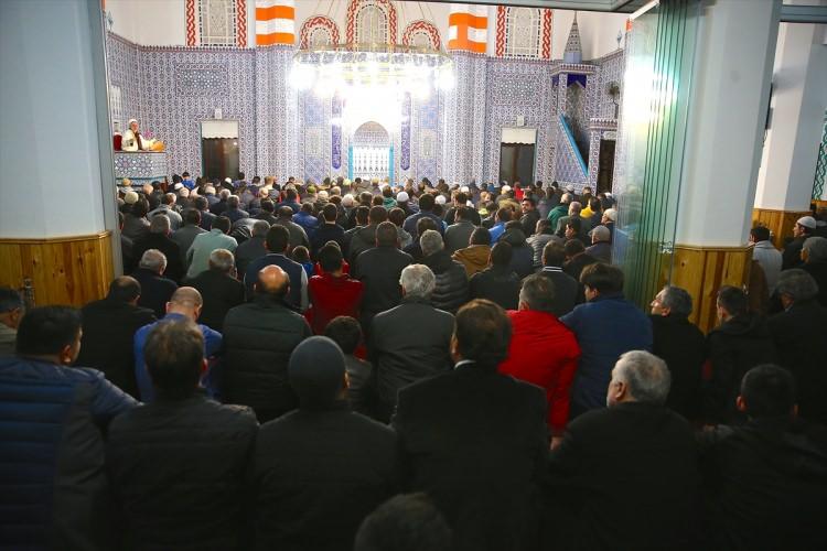 <p>Sakarya / Türkiye</p>
<p> </p>
<p>Sakarya'da üç ayların habercisi kabul edilen Regaip Kandili dolayısıyla Adapazarı ilçesinde Korucuk TOKİ Numan Yazıcı Cami'nde program düzenlendi.</p>
<p> </p>