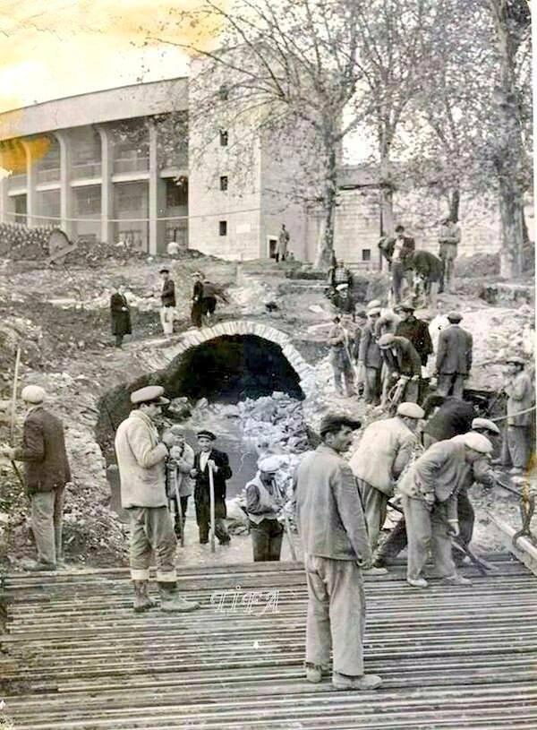 <p>Dolmabahçe'deki yol çalışmaları sırasında, Dolmabahçe ve İnönü Stadı arasında ortaya çıkan tünel.</p>