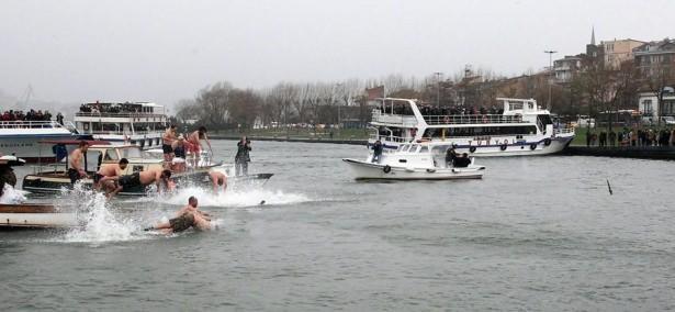 <p>Fener Rum Patrikhanesi'ne sabah saatlerinden itibaren gelmeye başlayan ziyaret&ccedil;iler, Patrikhane'nin bah&ccedil;esindeki Aya Yorgi Kilisesi'nde d&uuml;zenlenen ayine katıldı.</p>

<p>&nbsp;</p>
