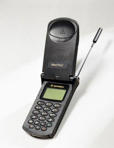 <p><strong>1996: Motorola StarTAC</strong><br />
Motorola StarTAC, ilk kapaklı telefon modeli olarak hafızalara kazındı. Model aynı zamanda dünya genelinde popülerlik elde eden ilk cep telefonu olma özelliği de taşıyor.</p>
