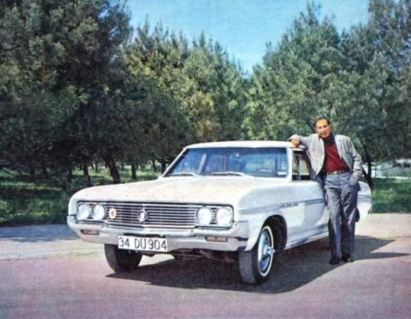 <p><strong>Muammer Karaca, “34 DU 904” plakalı 1964 model Sylark tipi Buick’iyle birlikte…</strong><br />
<br />
Muammer Karaca da, dönemin en pahalı otomobillerinden birine sahipti. Hatta tek 6 kişilik araba onunkiydi. Sanatçı arabasını, 115.000 TL’ye satın almıştı.</p>