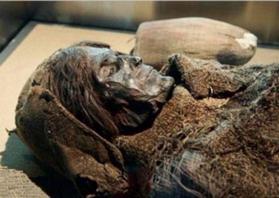 <p>Çin'de yapılan arkeolojik bir kazıda bulunan 300 yıllık bir mumya, tabutun kapağını açar açmaz, oksijenle temas etmesi nedeniyle yaklaşık 1 saat içinde simsiyah oldu.</p>
