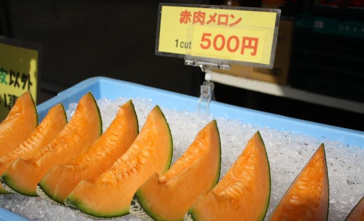 <p>Bir başka Japon meyvesi olan Yubari kavunları volkanik tüf oranı fazla toprakta yetiştiği için dünyanın en lezzetli ve sulu kavunları. </p>