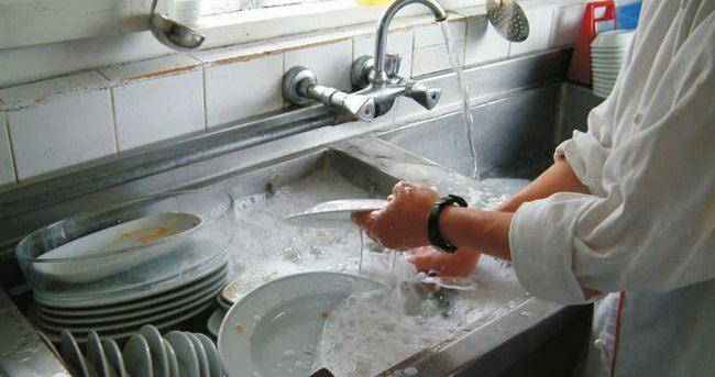 <p>Bulaşıkları makineye dizmeden önce yemek kalıntılarından iyice arındırın.</p>